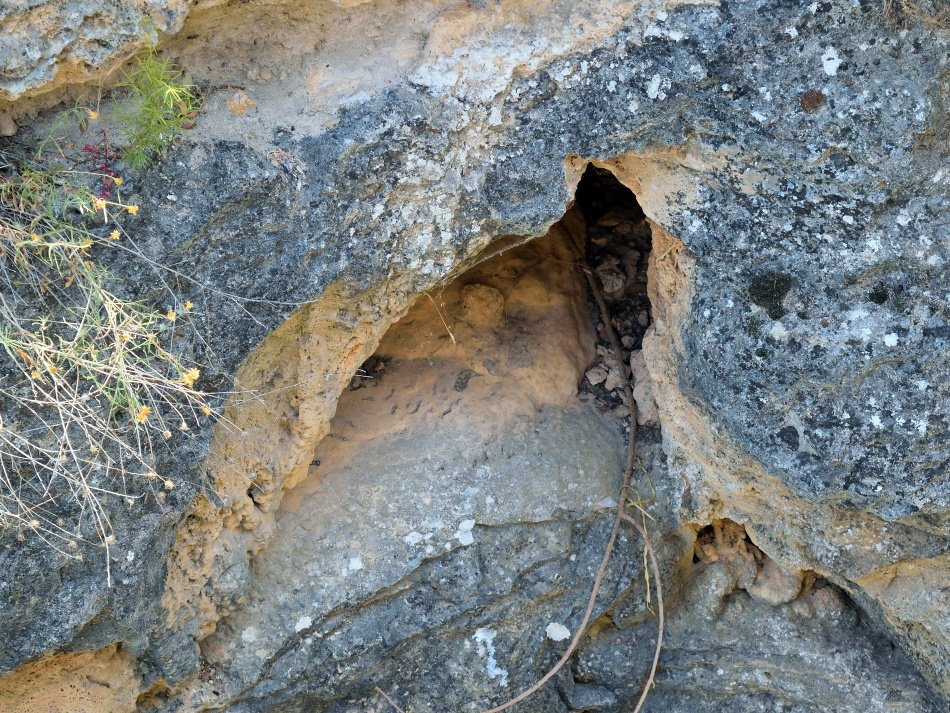 Cavidades en la toba del canal del Chorro de las Minas