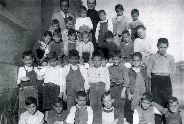 Los niños de Ruidera con el maestro y el cura en 1955