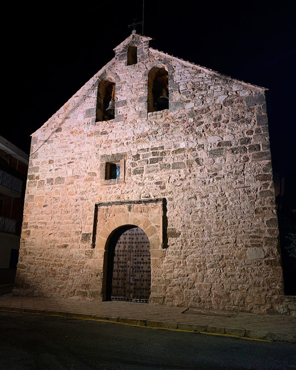Vista nocturna de la iglesia de Santa Magdalena de Ossa de Montiel